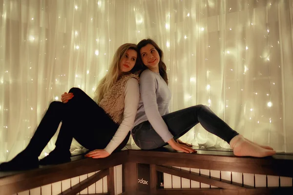 Δύο Κορίτσια Ένα Χριστουγεννιάτικο Φως Στο Φόντο Μοντέλα Ενήλικος Νέοι — Φωτογραφία Αρχείου