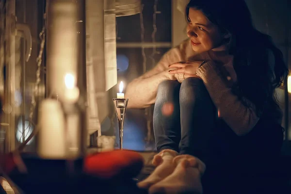 Meisje Bij Het Raam Dromen Winteravond Romantiek Van Kaars Het — Stockfoto