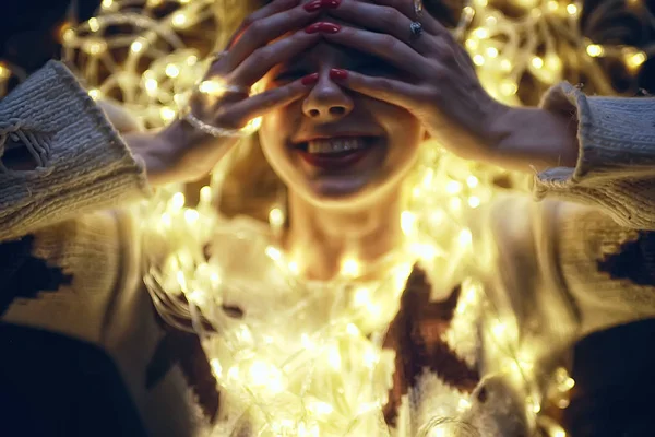 Mädchen Mit Weihnachtsgirlanden Silvesterabend Witzige Illumination Porträt Eines Traummodells — Stockfoto