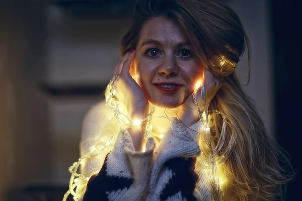 Accogliente Sera Natale Ragazza Casa Capodanno Sera Modello Una Casa — Foto Stock