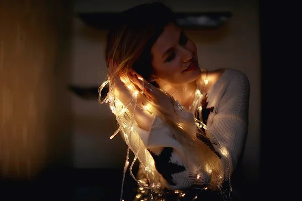 クリスマスの花輪を持つ女の子 新年の夜 面白いイルミネーション 夢のモデルの肖像画 — ストック写真