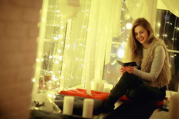 Lány Ablakon Álmok Télen Este Romantika Gyertya Szép Modell Karácsonyi — Stock Fotó