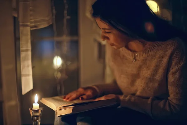 Meisje Bij Het Raam Dromen Winteravond Romantiek Van Kaars Het — Stockfoto