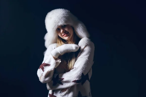 Natal Inverno Retrato Menina Chapéu Neve Fundo Modelo Bonito Estilo — Fotografia de Stock