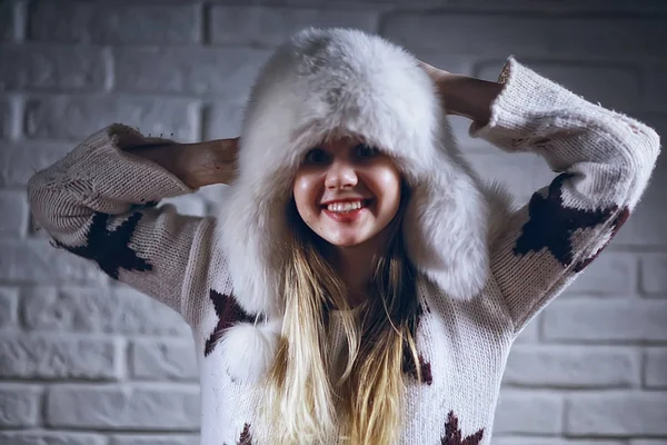 Model Winter Hoed Mooie Volwassen Meisje Een Grote Vacht Hoed — Stockfoto