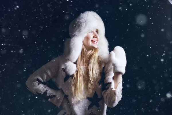 Natal Inverno Retrato Menina Chapéu Neve Fundo Modelo Bonito Estilo — Fotografia de Stock