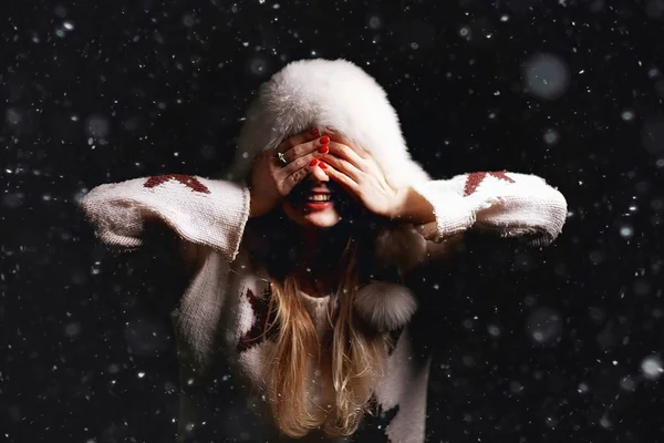Boże Narodzenie Zima Portret Dziewczyna Kapelusz Śnieg Tło Piękny Model — Zdjęcie stockowe