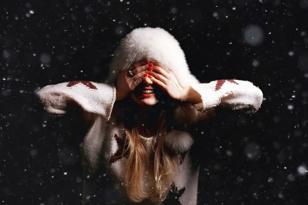 Muchacha Retrato Invierno Navidad Sombrero Fondo Nieve Modelo Hermoso Estilo —  Fotos de Stock