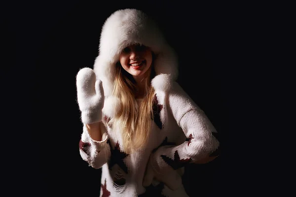 Модель Зимовому Капелюсі Красива Дівчина Дорослих Великому Хутряному Капелюсі Зимовий — стокове фото
