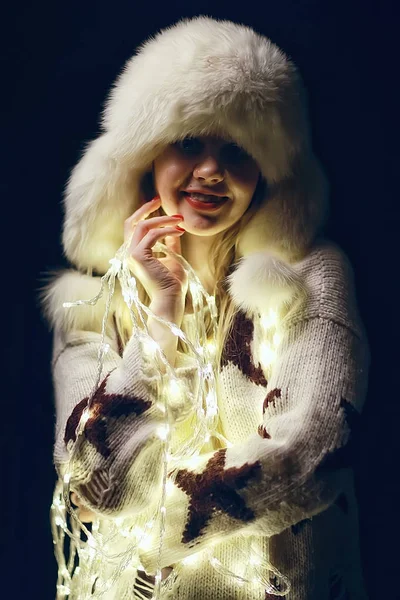 Menina Com Grinalda Natal Noite Ano Novo Iluminação Engraçada Retrato — Fotografia de Stock