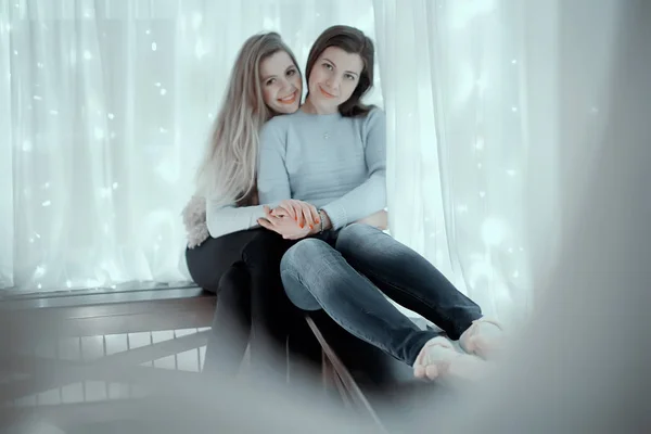 Dos Chicas Con Luces Navidad Fondo Modelos Adultos Jóvenes Hermosas —  Fotos de Stock
