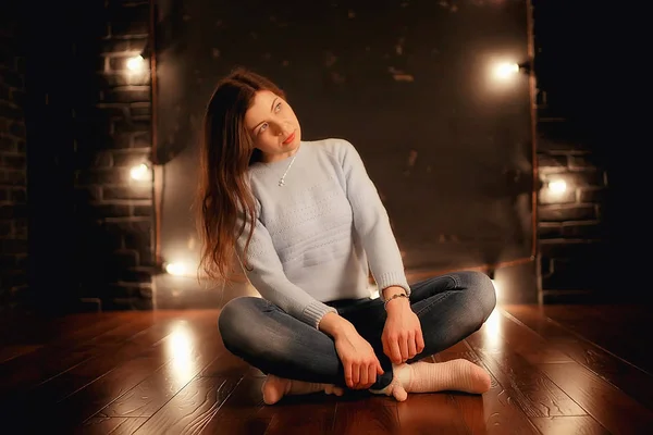 Accogliente Sera Natale Ragazza Casa Capodanno Sera Modello Una Casa — Foto Stock