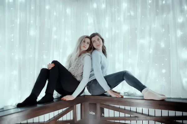 Deux Filles Avec Une Lumière Noël Sur Fond Modèles Adultes — Photo