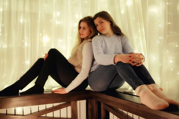 Deux Filles Avec Une Lumière Noël Sur Fond Modèles Adultes — Photo