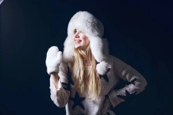 Різдвяний Портрет Взимку Дівчина Капелюсі Сніг Фону Красива Модель Зимовому — стокове фото