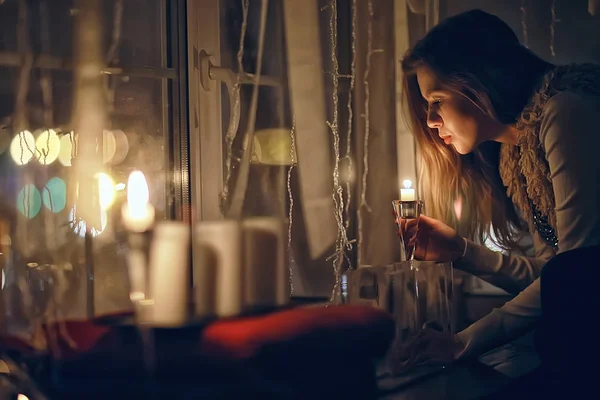 女孩在窗口梦想在冬天的夜晚 蜡烛的浪漫 在圣诞节晚上的梦想美丽的模型 — 图库照片