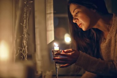 rahat Noel akşamı kız / ev Yeni Yıl akşamı, rahat bir evde model, akşam ışık