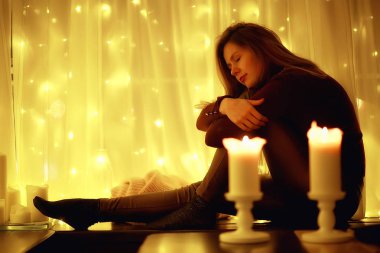 rahat Noel akşamı kız / ev Yeni Yıl akşamı, rahat bir evde model, akşam ışık