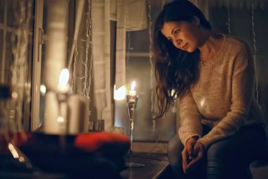 Noel akşamı kız / güzel genç yetişkin modeli, rüyalar ve yılbaşı gecesi mumlar de dilek yapar