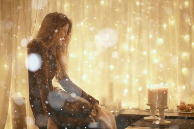 Noel akşamı kız / güzel genç yetişkin modeli, rüyalar ve yılbaşı gecesi mumlar de dilek yapar