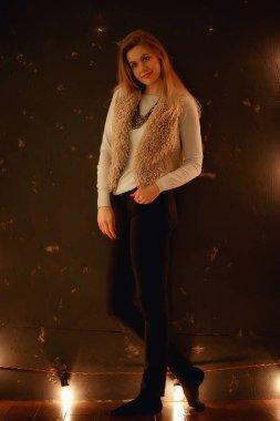 rahat Noel akşamı kız / ev Yeni Yıl akşamı, rahat bir evde model, akşam ışık