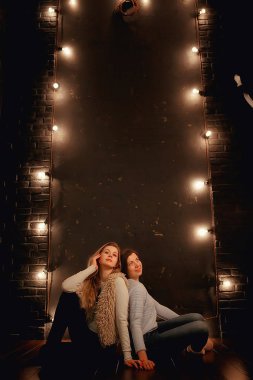  Yeni yıl akşamı, akşam ışıkları ile rahat bir evde modelleri