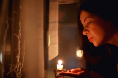 Noel akşamı kız / güzel genç yetişkin modeli, rüyalar ve yılbaşı gecesi mumlar de dilek yapar