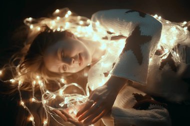 Noel çelenk ile kız / yeni yıl akşamı, komik aydınlatma, bir rüya modeli portresi