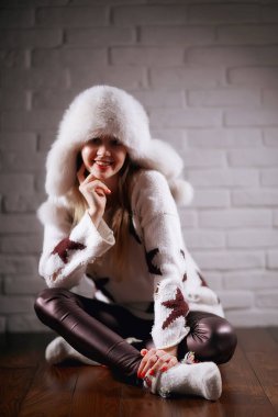 kış şapka / büyük bir kürk şapka güzel yetişkin kız modeli, kış giysileri, Noel tatili
