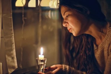 kış akşamı pencere rüyalar kız / mum romantizm, Noel akşamı rüyalar güzel model