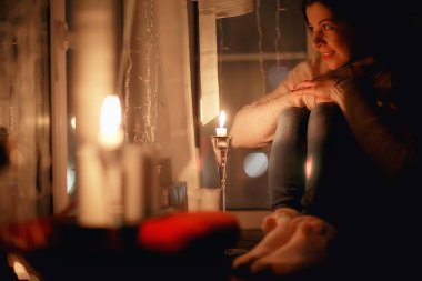 kış akşamı pencere rüyalar kız / mum romantizm, Noel akşamı rüyalar güzel model