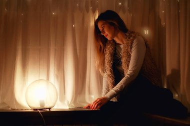 model akşam ev / akşam görüntü rahat ev güzel yetişkin seksi model