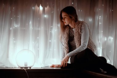 kış akşamı pencere rüyalar kız / mum romantizm, Noel akşamı rüyalar güzel model