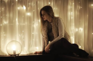 rahat Noel akşamı kız / ev Yeni Yıl akşamı, rahat bir evde model, akşam ışık