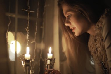 kış akşamı pencere rüyalar kız / mum romantizm, Noel akşamı rüyalar güzel model