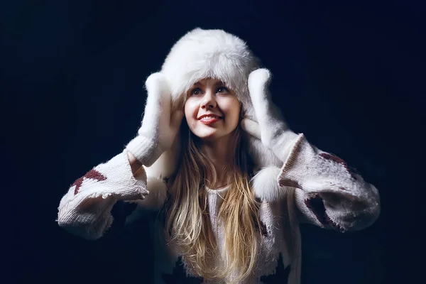 크리스마스 휴일에 아름다운 소녀모델 — 스톡 사진