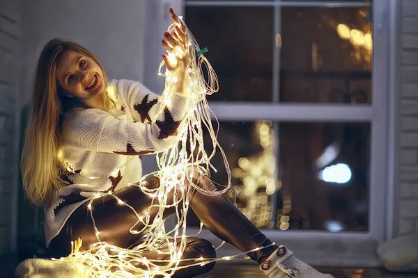 Menina Com Grinalda Natal Noite Ano Novo Iluminação Engraçada Retrato — Fotografia de Stock