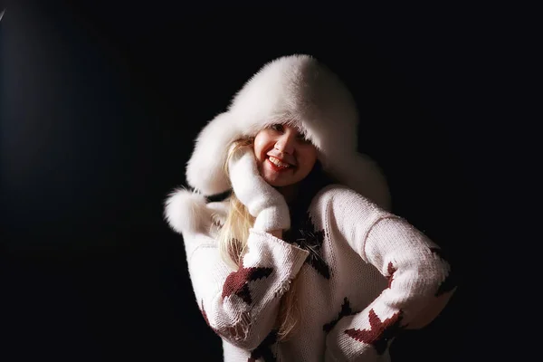 Модель Зимовому Капелюсі Красива Дівчина Дорослих Великому Хутряному Капелюсі Зимовий — стокове фото