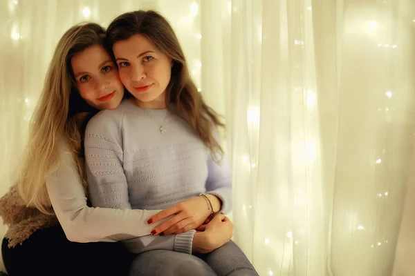 Zwei Mädchen Mit Einer Weihnachtsbeleuchtung Auf Dem Hintergrund Modelle Erwachsene — Stockfoto