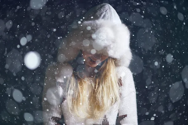 Kış Tarzında Bir Şapka Kar Arka Plan Güzel Model Noel — Stok fotoğraf