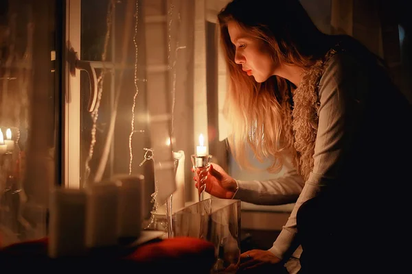 圣诞晚会的女孩 美丽的年轻成人模型 梦想和在除夕夜的蜡烛许愿 — 图库照片