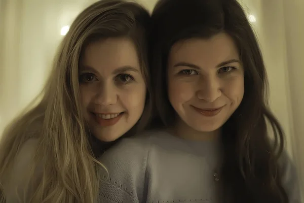 Duas Meninas Com Luzes Natal Fundo Modelos Adultos Jovens Mulheres — Fotografia de Stock