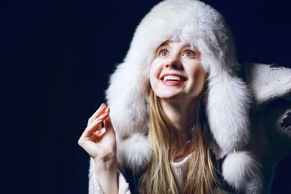 大きな毛皮の帽子 冬の服 クリスマス休暇で冬の帽子 美しい大人の女の子のモデル — ストック写真