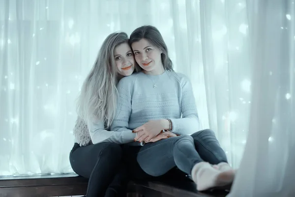 Zwei Mädchen Mit Einer Weihnachtsbeleuchtung Auf Dem Hintergrund Modelle Erwachsene — Stockfoto