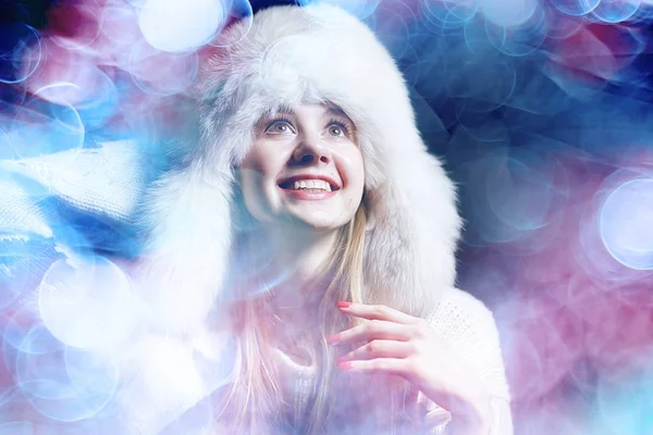 Modell Mit Wintermütze Schöne Erwachsene Mädchen Einem Großen Pelzmütze Winterkleidung — Stockfoto