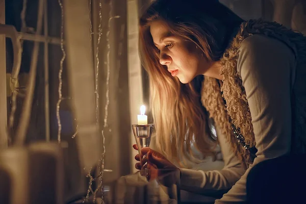 rahat Noel akşamı kız / ev Yeni Yıl akşamı, rahat bir evde model, akşam ışık