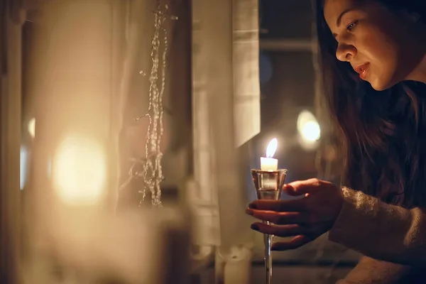 女孩在窗口梦想在冬天的夜晚 蜡烛的浪漫 在圣诞节晚上的梦想美丽的模型 — 图库照片