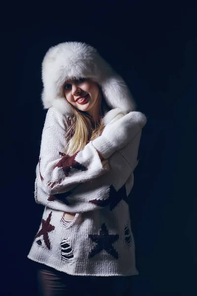Model Zimie Kapelusz Piękna Dziewczyna Dorosłych Wielkim Kapeluszu Futro Ubrania — Zdjęcie stockowe