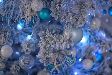 Yeni Yıl Dekorasyon Arka Plan / Bulanık Güzel Noel Arka Plan, Dekore Noel Köknar On Oyuncaklar