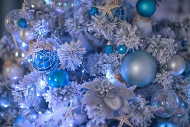 Yeni Yıl Dekorasyon Arka Plan / Bulanık Güzel Noel Arka Plan, Dekore Noel Köknar On Oyuncaklar